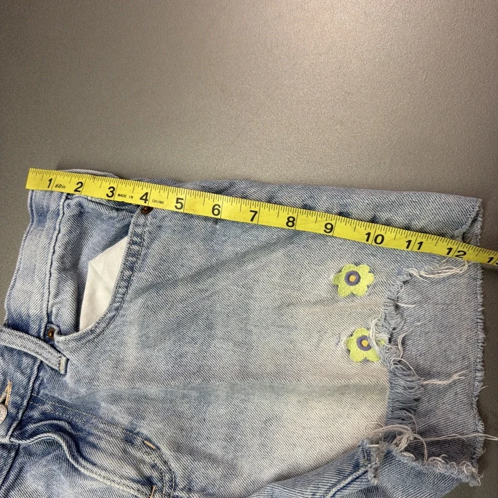 Old Navy Girls Light Wash Raw Hem Denim Shorts Flower Embroidery Size 12 Plus